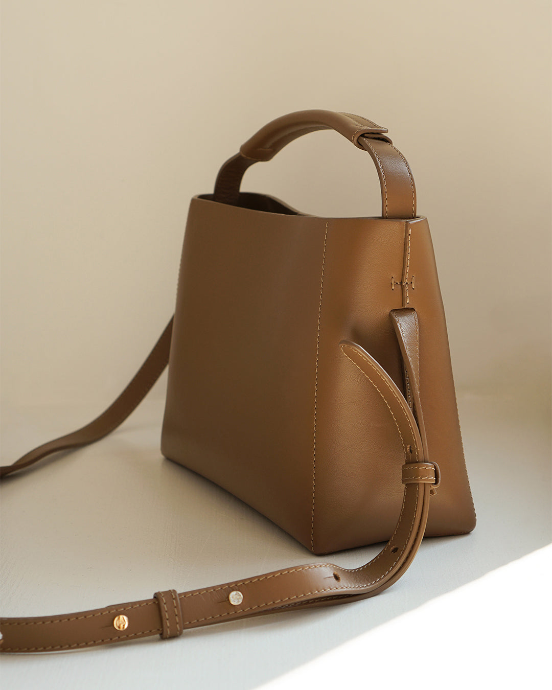 Hedda Midi Handbag Nut Leather