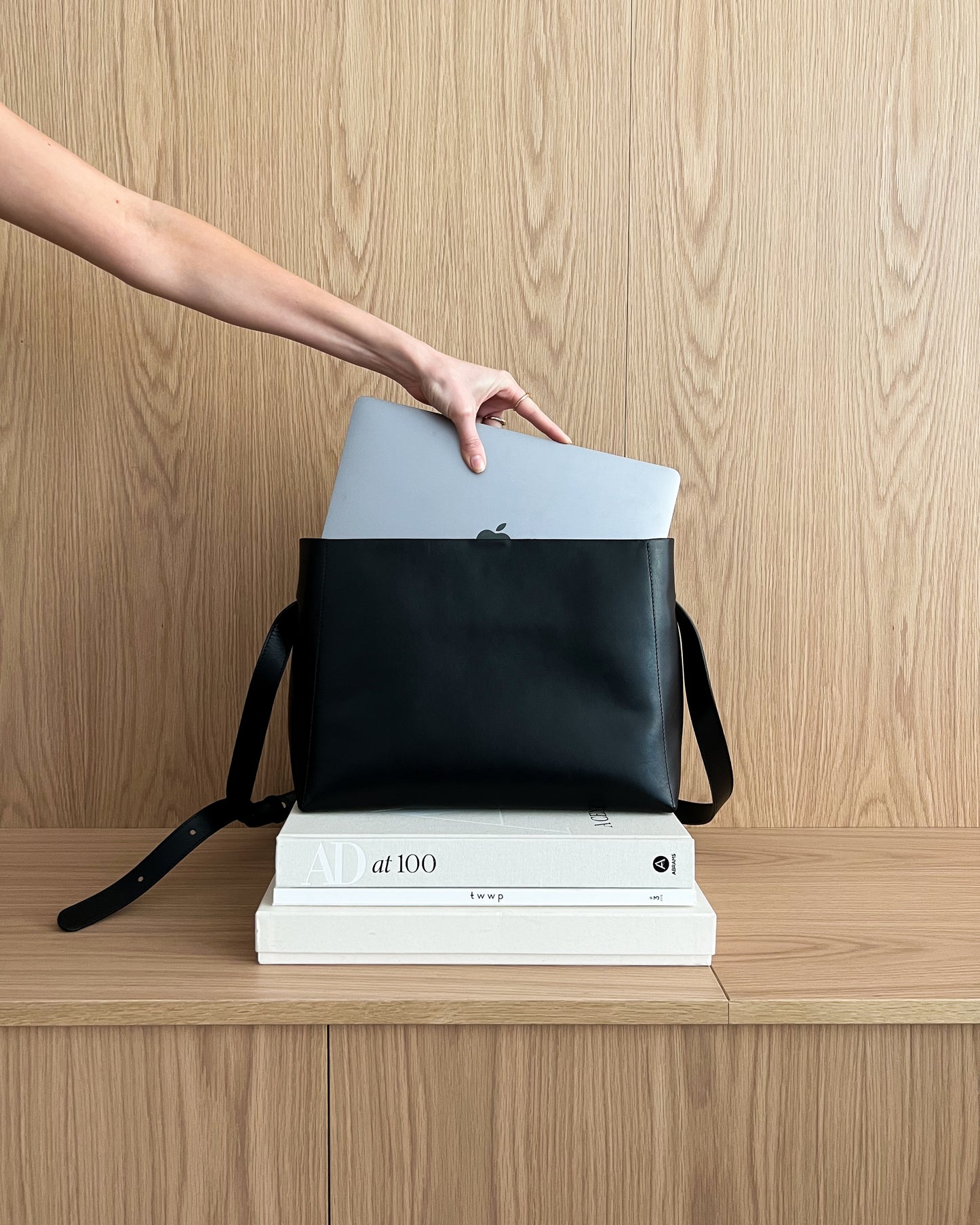 Hedda Grande Handbag Black Leather