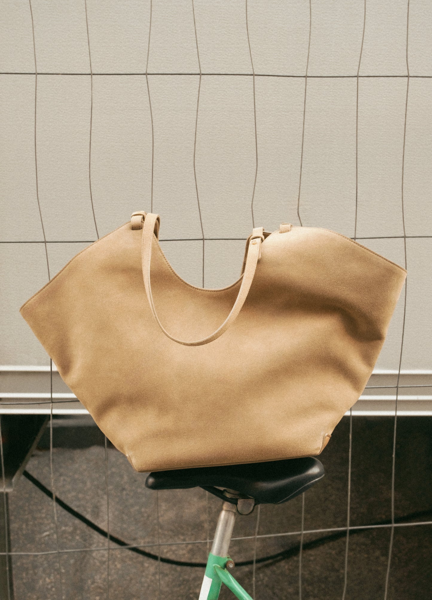 Dahlia Tote Bag Suede Sand