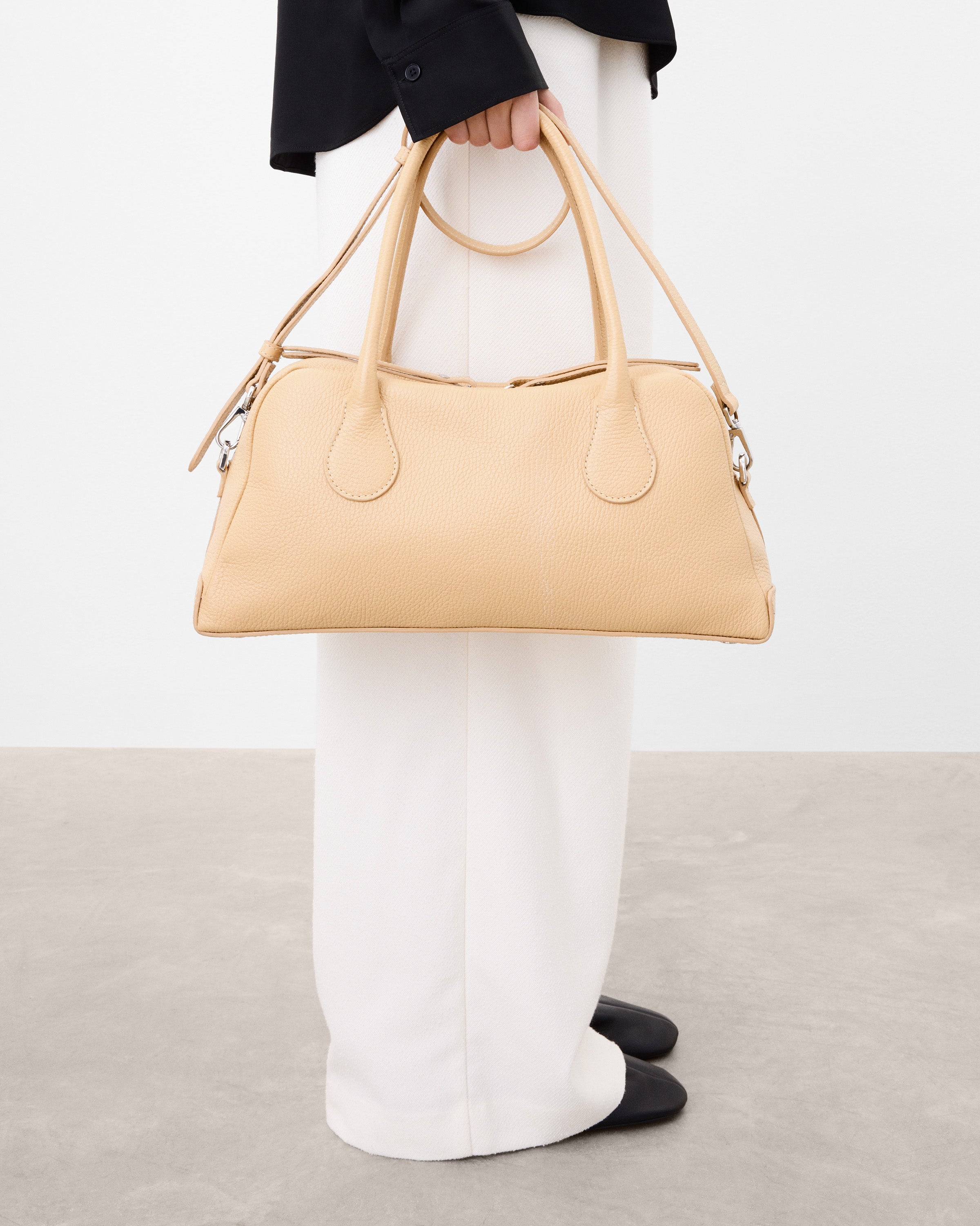 Leia Shoulder Bag Grained Leather Biscotti